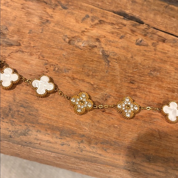 Elegant Mother of pearl Clover Floral Bracelet NWOT - Picture 3 of 6